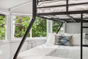 2 bedrooms, iron/ironing board, Internet, bed sheets