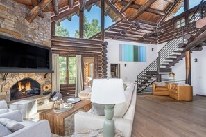 Una Smart TV, una chimenea