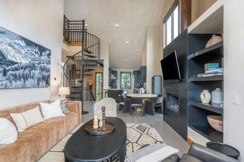 Luxurious 5-Bedroom Mountain Chalet in Telluride’s Mountain Village w/ Scenic Vi