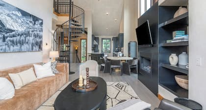 Luxurious 5-Bedroom Mountain Chalet in Telluride’s Mountain Village w/ Scenic Vi