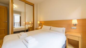 1 bedroom, iron/ironing board, internet, bed sheets
