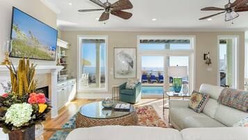 تلفزيون ذكي، مدفأة، ألعاب فيديو، كرة قدم الطاولة