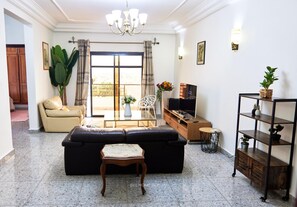 Smart TV, stereo - Apartments in a newly built, clean and secure building. (Yaoundé)