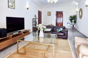 Smart TV, stereo - Apartments in a newly built, clean and secure building. (Yaoundé)