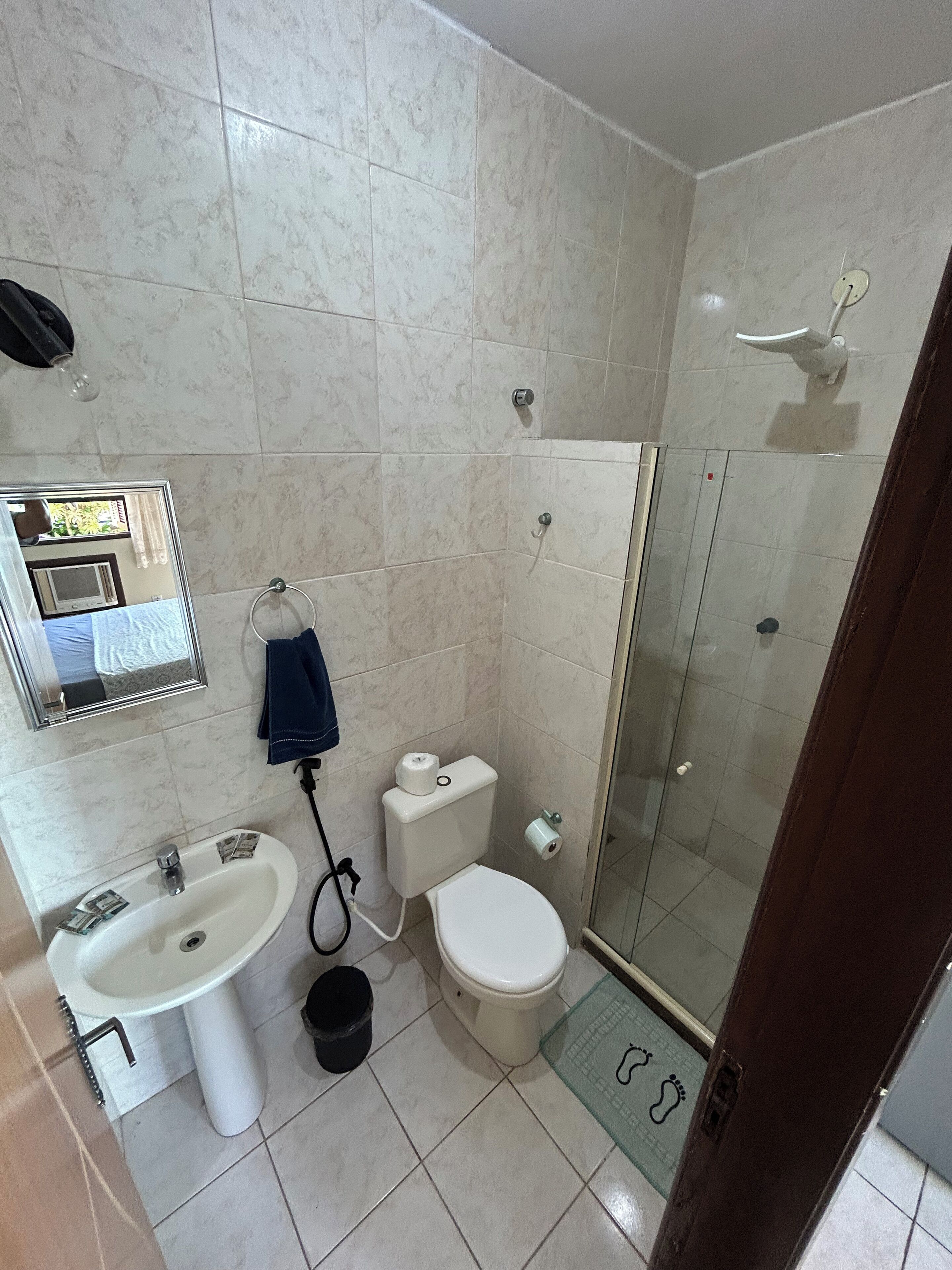 Economy-Doppelzimmer | Badezimmer | Dusche, Handtücher, Seife, Shampoo