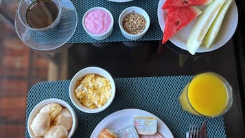 Daily cooked-to-order breakfast (BRL 20 per person)