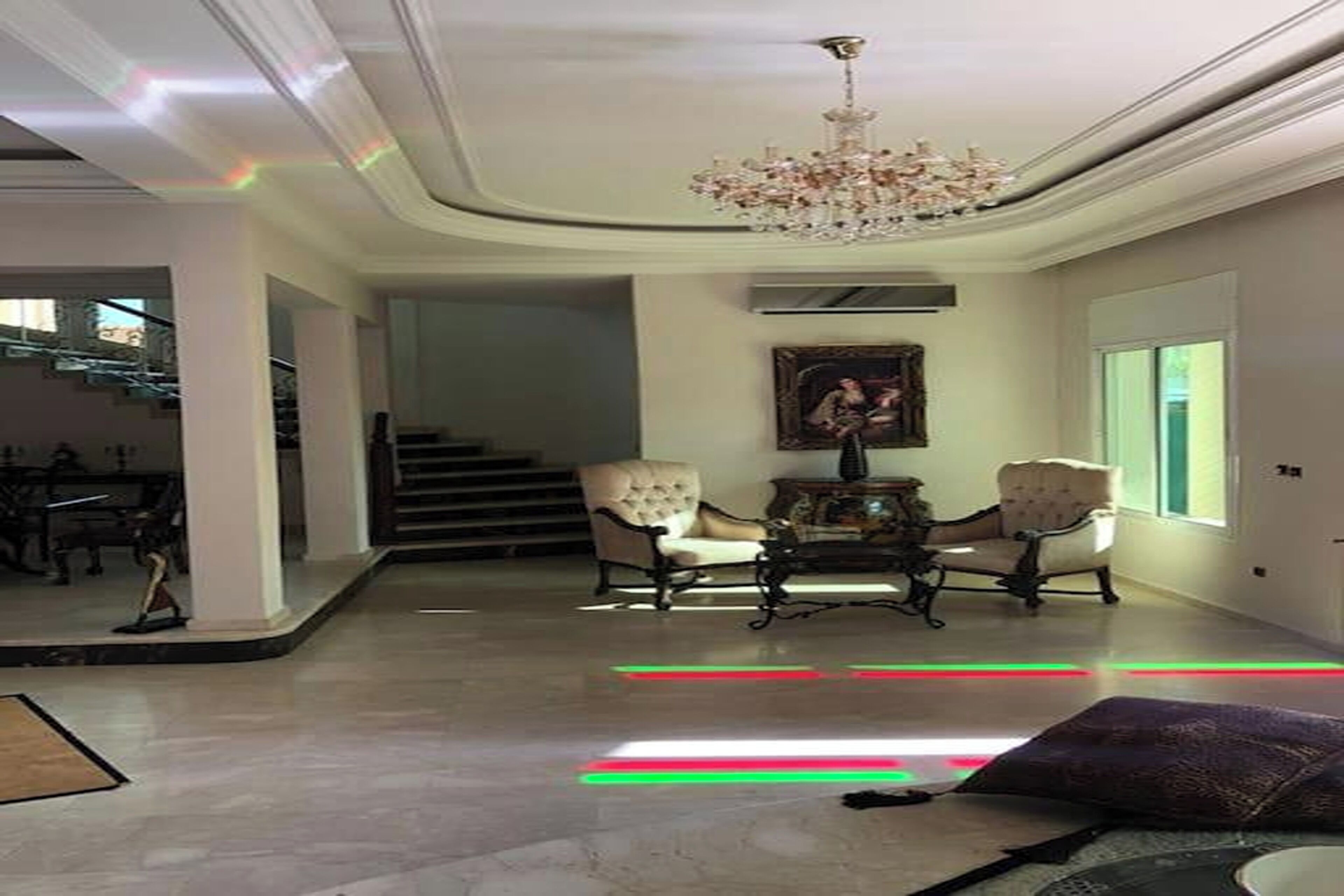 Vila, vista para o jardim | Sala de estar | TV de tela plana