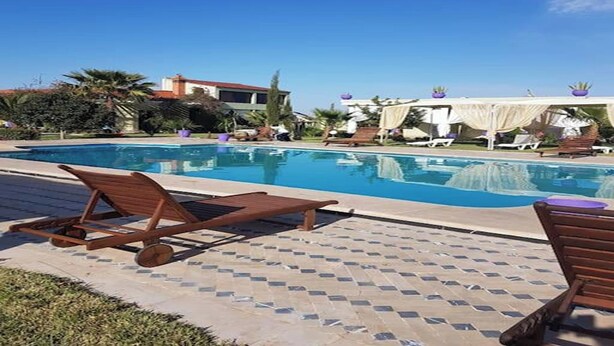A pool area with lounge chairs and umbrellas. - Locanda Villa Marrakech Ourika Road (Ghmate)