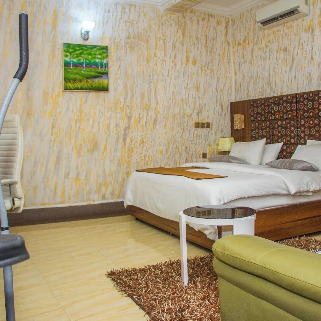 Työpöytä, kannettavalle tietokoneelle sopiva työtila, ilmainen Wi-Fi