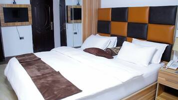 Rom – comfort, balkong, byutsikt | Skrivebord, skrivebord for bærbar PC og wi-fi (inkludert)