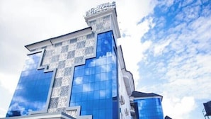 Un edificio moderno con fachada de vidrio y un diseño a cuadros en la parte inferior.