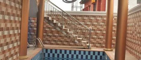 Swim-up bar