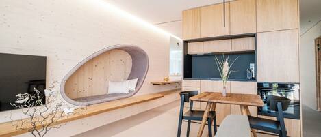 Chalet de lujo, balcón, vistas a la colina | Zona de estar | Smart TV de 50 pulgadas con canales digitales, servicios de streaming