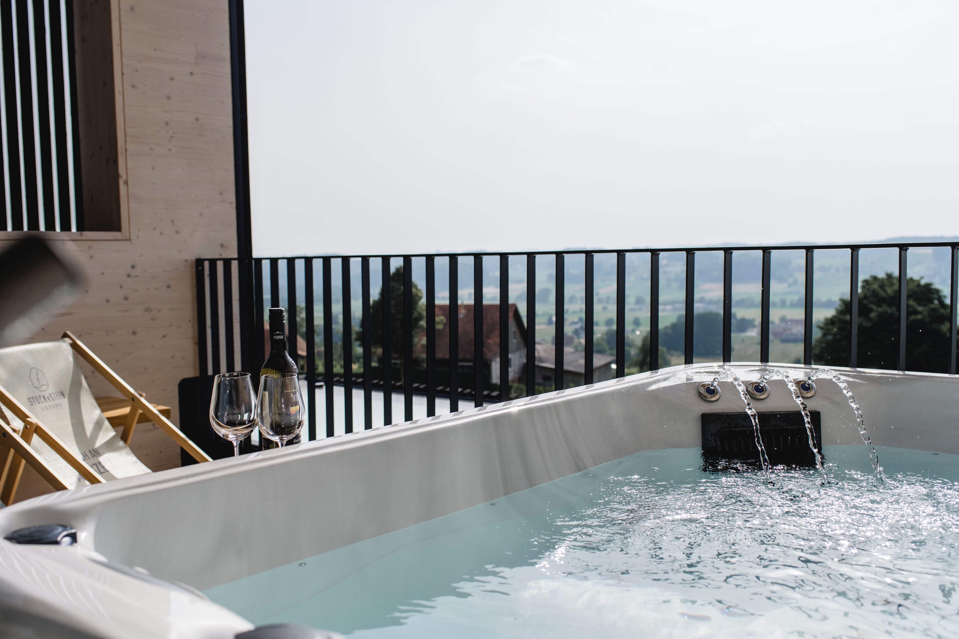 Lyxpenthouse - balkong - utsikt mot bergen | Privat bubbelpool