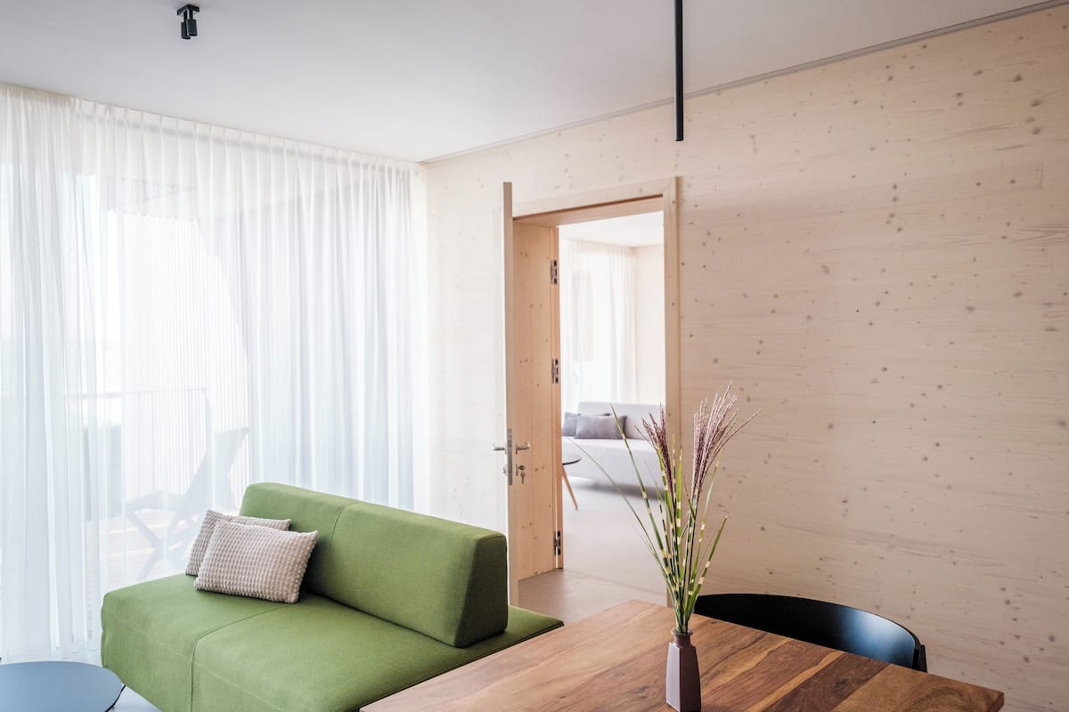 Dupleks Mewah, balkon, pemandangan bukit | Area keluarga | Smart TV 50-inci dengan saluran TV digital dan lantai berpemanas