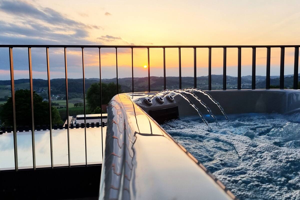 Penthouse Mewah, balkon, pemandangan bukit | Bathtub spa pribadi