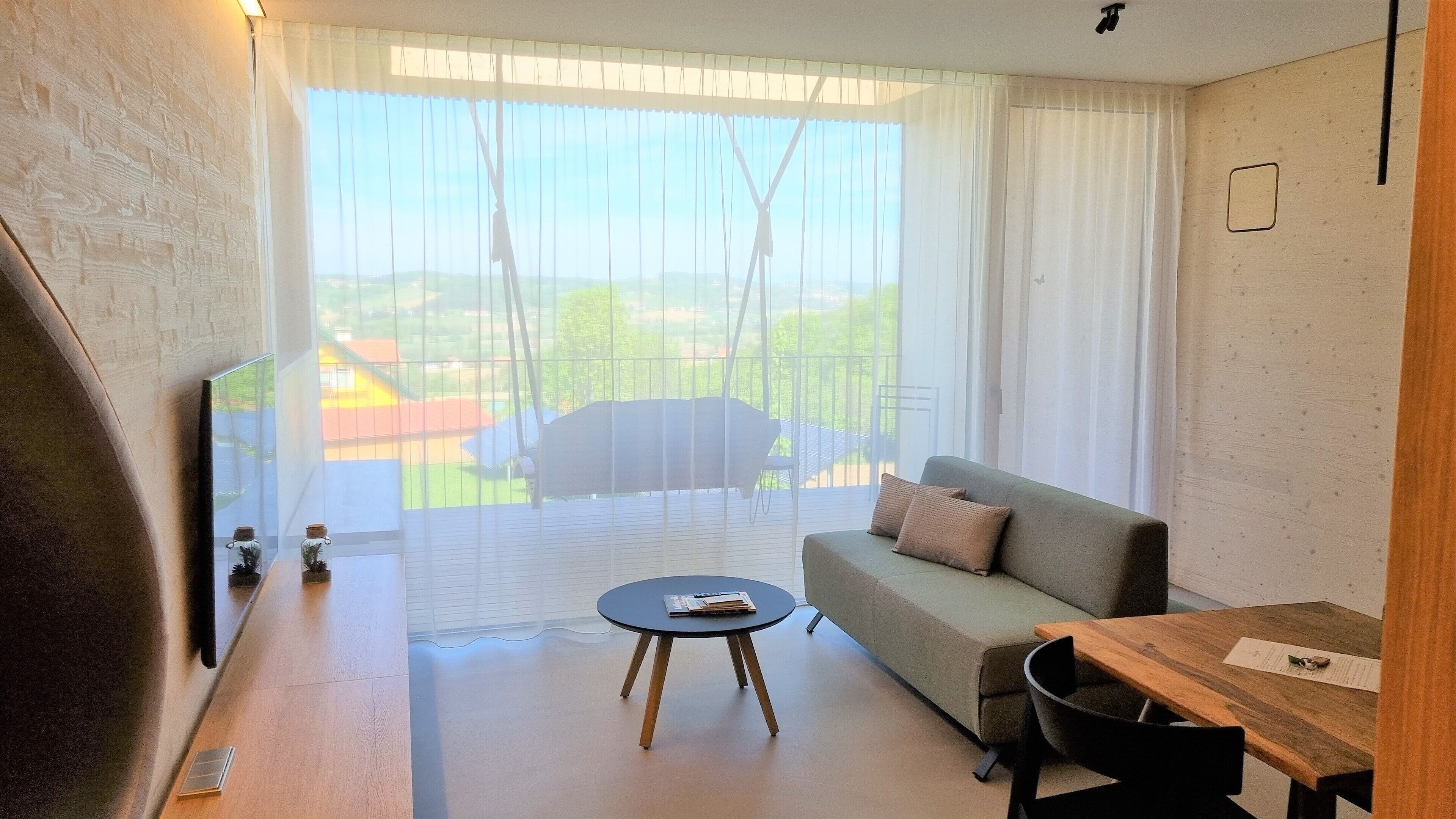 Luxury-Ferienhütte, Balkon, Hügelblick | Wohnbereich | 50-Zoll-Smart-TV mit Digitalempfang, Streaming-Dienste