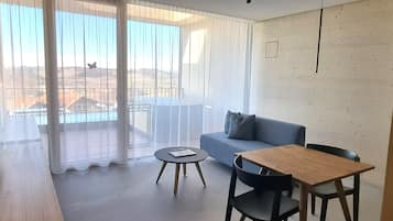 Luxury-Penthouse, Balkon, Hügelblick | Wohnbereich | 50-Zoll-Smart-TV mit Digitalempfang, Streaming-Dienste