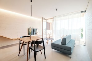 Appartement Luxe, balcon, vue colline | Coin séjour | TV connectée de 50 pouces avec chaînes numériques, services de streaming