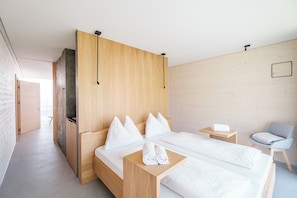 Appartement Duplex Luxe, balcon, vue colline | Bureau, rideaux occultants, chambres insonorisées