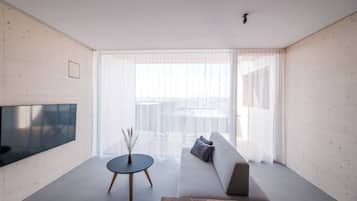 Luxury-Haus, Balkon, Hügelblick | Wohnbereich | 50-Zoll-Smart-TV mit Digitalempfang, Streaming-Dienste