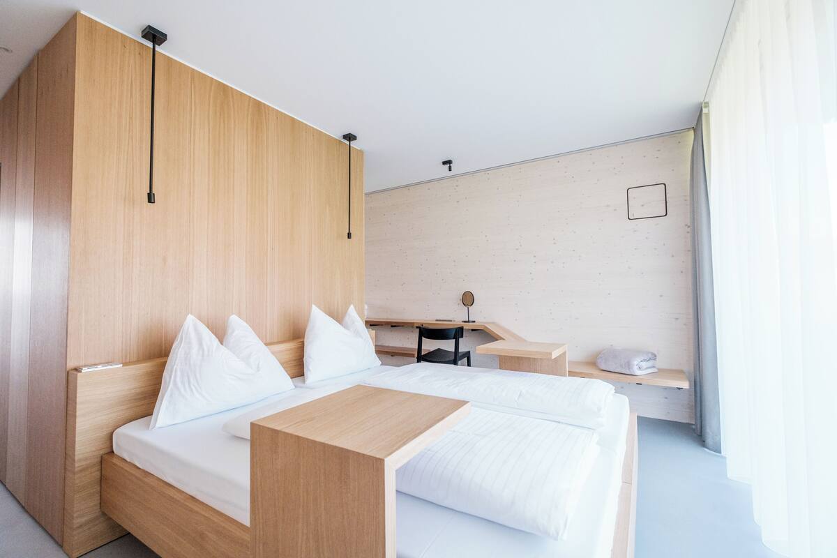 Loft Mewah, balkon, pemandangan bukit | Meja kerja, tirai kedap cahaya, kedap suara, dan setrika/meja setrika