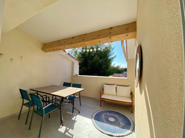 Outdoor dining - Beautiful, bright duplex apartment in Marseille (Marseille)