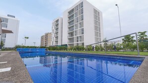 A modern building with a swimming pool. - Modern Apartment with Terrace and Pool  (Tlajomulco de Zúñiga)