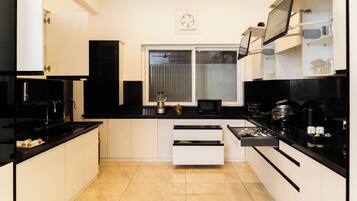 Refrigerador con freezer, microondas, lavavajillas, utensilios de cocina