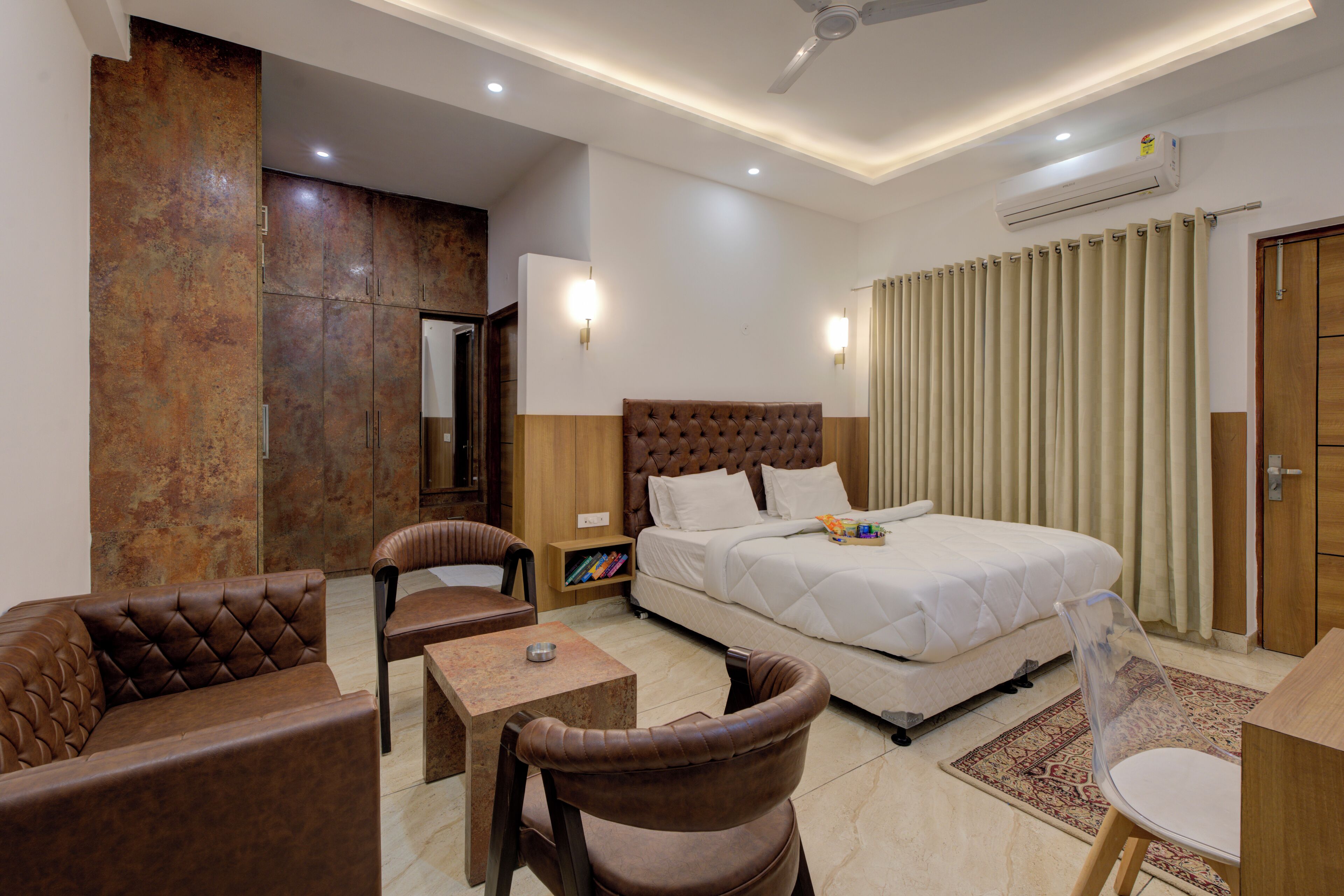 デスク、ノートパソコン用作業スペース、遮光カーテン、防音設備