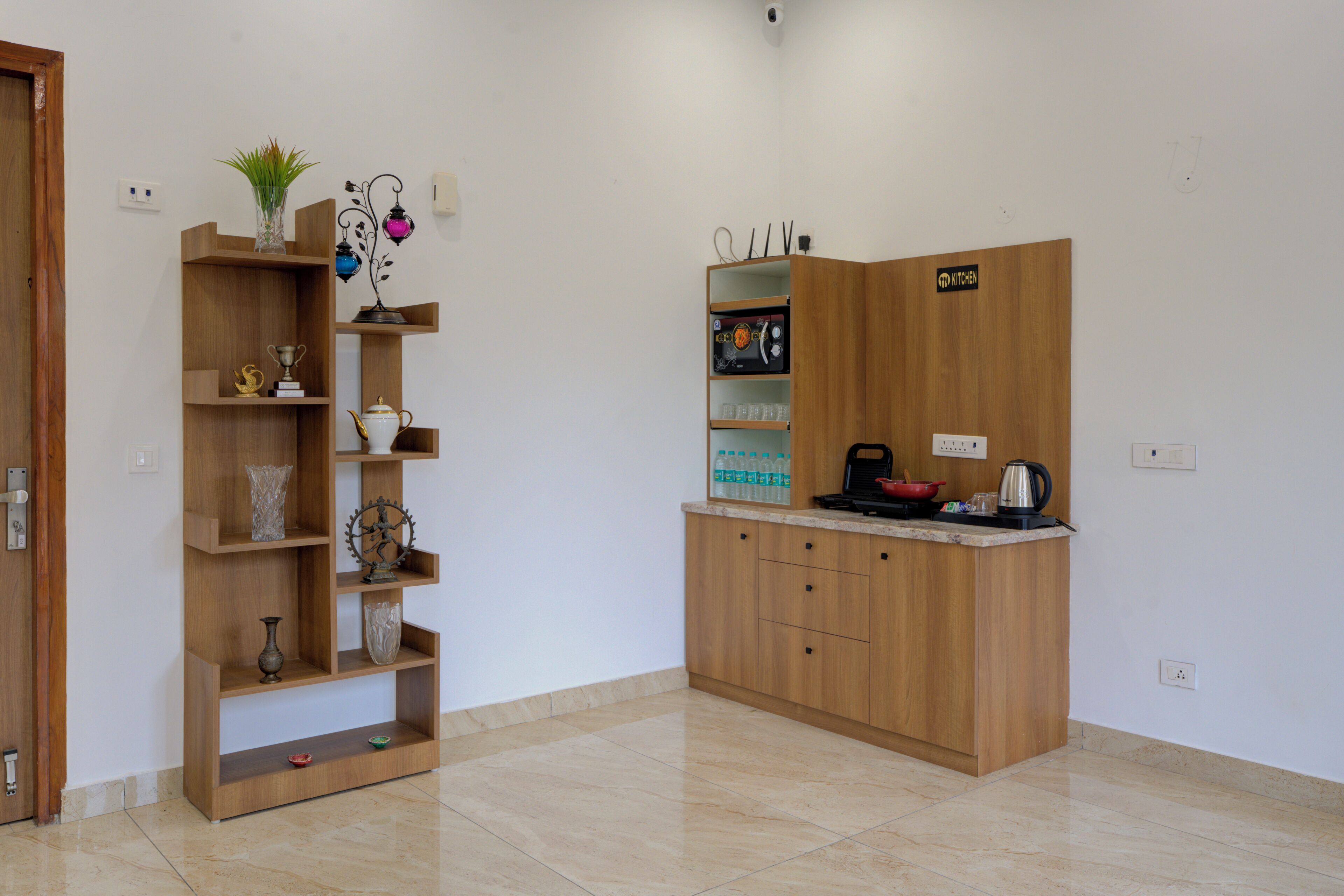 Eine moderne Küche mit Holzschränken, einer Arbeitsplatte und verschiedenen Küchengeräten.
