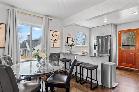 Dining. Hapeville Hideaway • 5 Min to ATL • Perfect for Layovers, Crews & Biz Travel