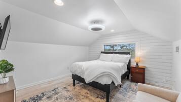 3 bedrooms, desk, iron/ironing board, free WiFi