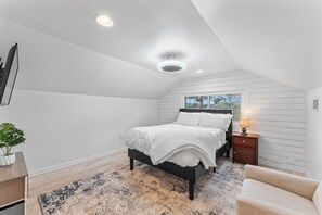 3 bedrooms, desk, iron/ironing board, free WiFi