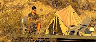 Desert Den: Your Oasis For Two with Mountain Views