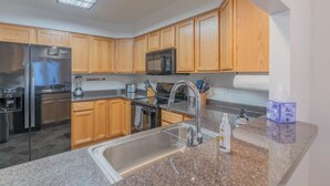 Wasserkocher mit Kaffee-/Teezubehör, Kühlschrank, Mikrowelle, Ofen