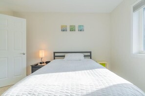 3 bedrooms, desk, iron/ironing board, free WiFi