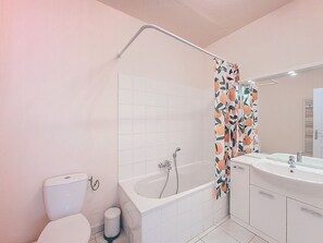 Ducha, secador de pelo y jabón