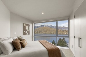 3 bedrooms, desk, iron/ironing board, travel crib