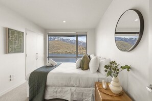 3 bedrooms, desk, iron/ironing board, travel crib