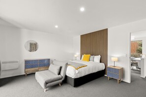 3 عدّة غرف نوم ومكتب ومكواة/لوح كي وسرير سفر