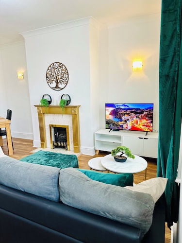 Beautiful and Stylish 2Bed House near City Centre and Pinderfield Hospital 