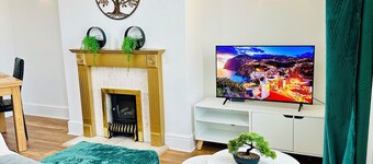 Beautiful and Stylish 2Bed House near City Centre and Pinderfield Hospital 