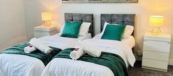 Beautiful and Stylish 2Bed House near City Centre and Pinderfield Hospital 