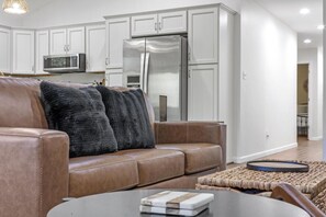 Smart TV, chimenea, libros