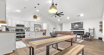 Peaceful Ranch w/ Hot Tub and Lake Views