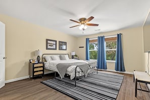 3 bedrooms, desk, iron/ironing board, travel crib - Peaceful Ranch w/ Hot Tub and Lake Views (Isabella)