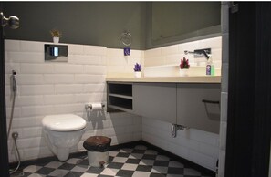 Shower, hair dryer, towels, soap - Shoreline Serenity
your ideal home base for your beachside getaway (Calangute)