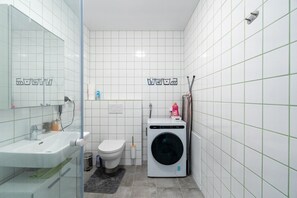 Een haardroger, handdoeken