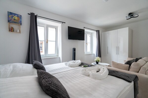 1 chambre, bureau, fer et planche à repasser, lit parapluie